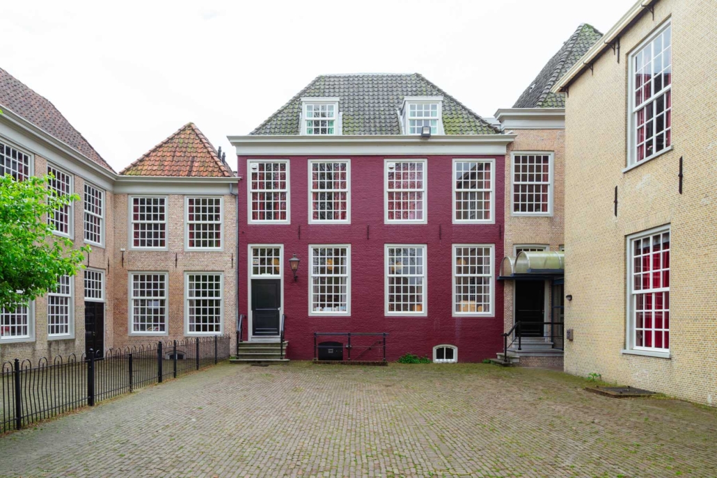 Rood geschilderde achtergevel van het unieke gebouw waarin peuterspeelzaal De Paddestoel is gehuisvest.